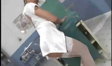 رئيس پورن فول اچ دی دانشگاه يك عضو دانشجو را آموزش مي دهد
