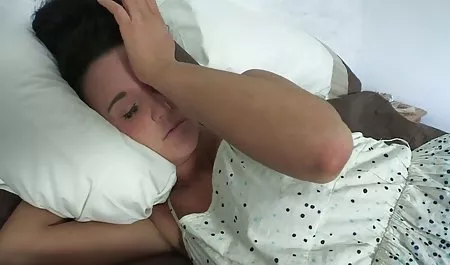 او با پورن فول اچ دی بوسه ها از لپ تاپ دور شد و عوضی را در قسمت عقب لعنت کرد